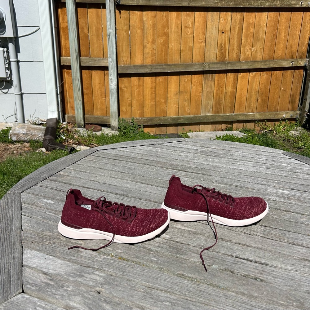APL Techloom Breeze Sneakers size woman 9 in burgundy‎
